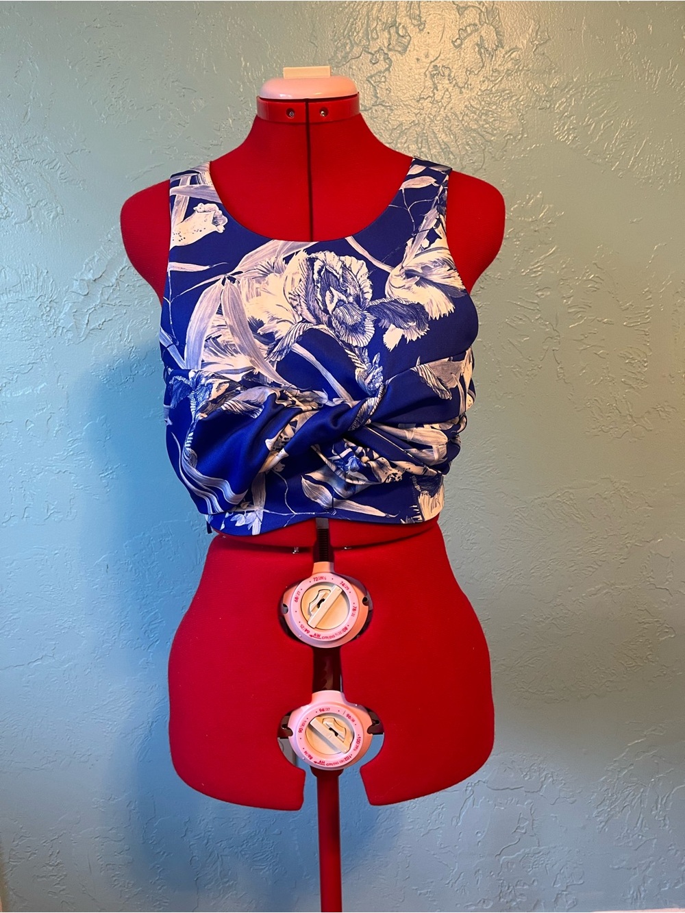 Stylestalker Blue Floral Twist-Front Crop Top